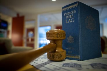 Lät hundvalp och katter bo i misär -avföring och urin på golvet