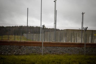 Körde flakmoppe vid Biltema med kniv och droger på sig