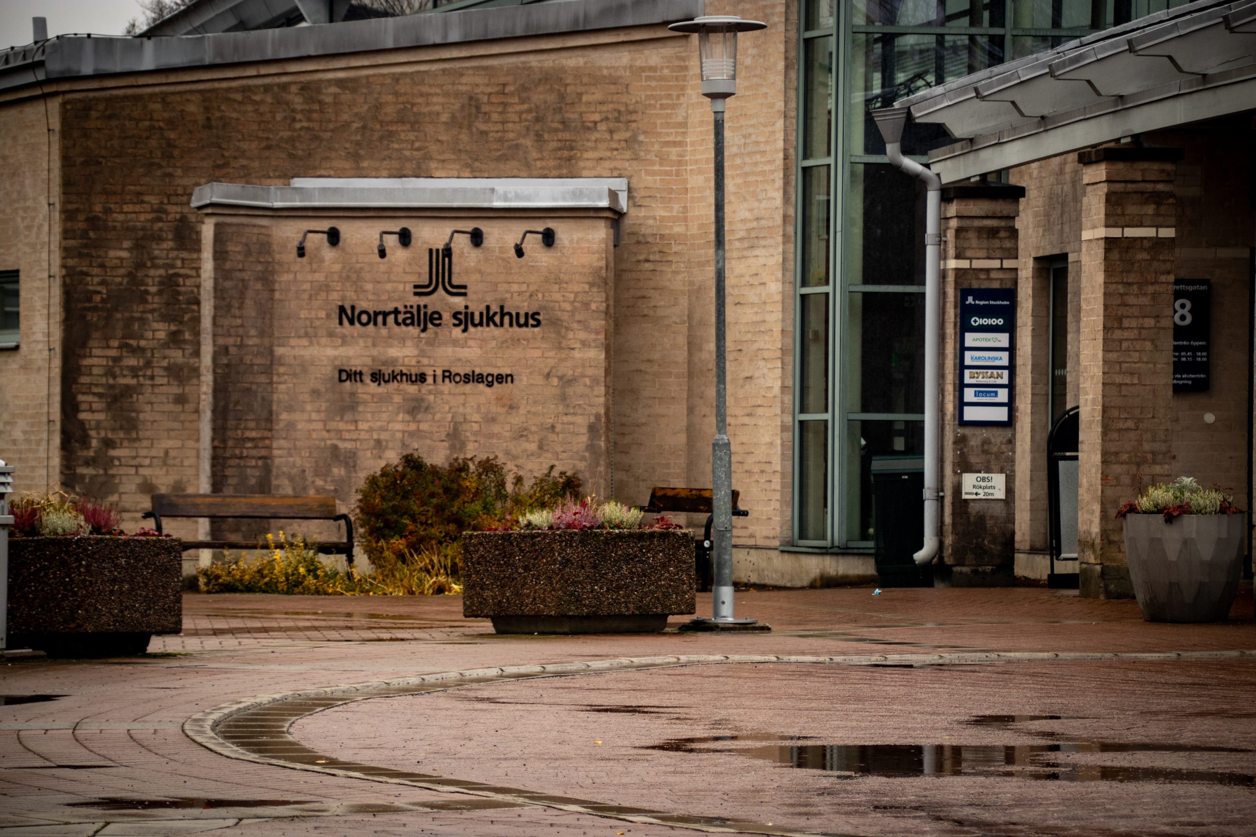 Bold på Norrtälje sjukhus huvudentré.