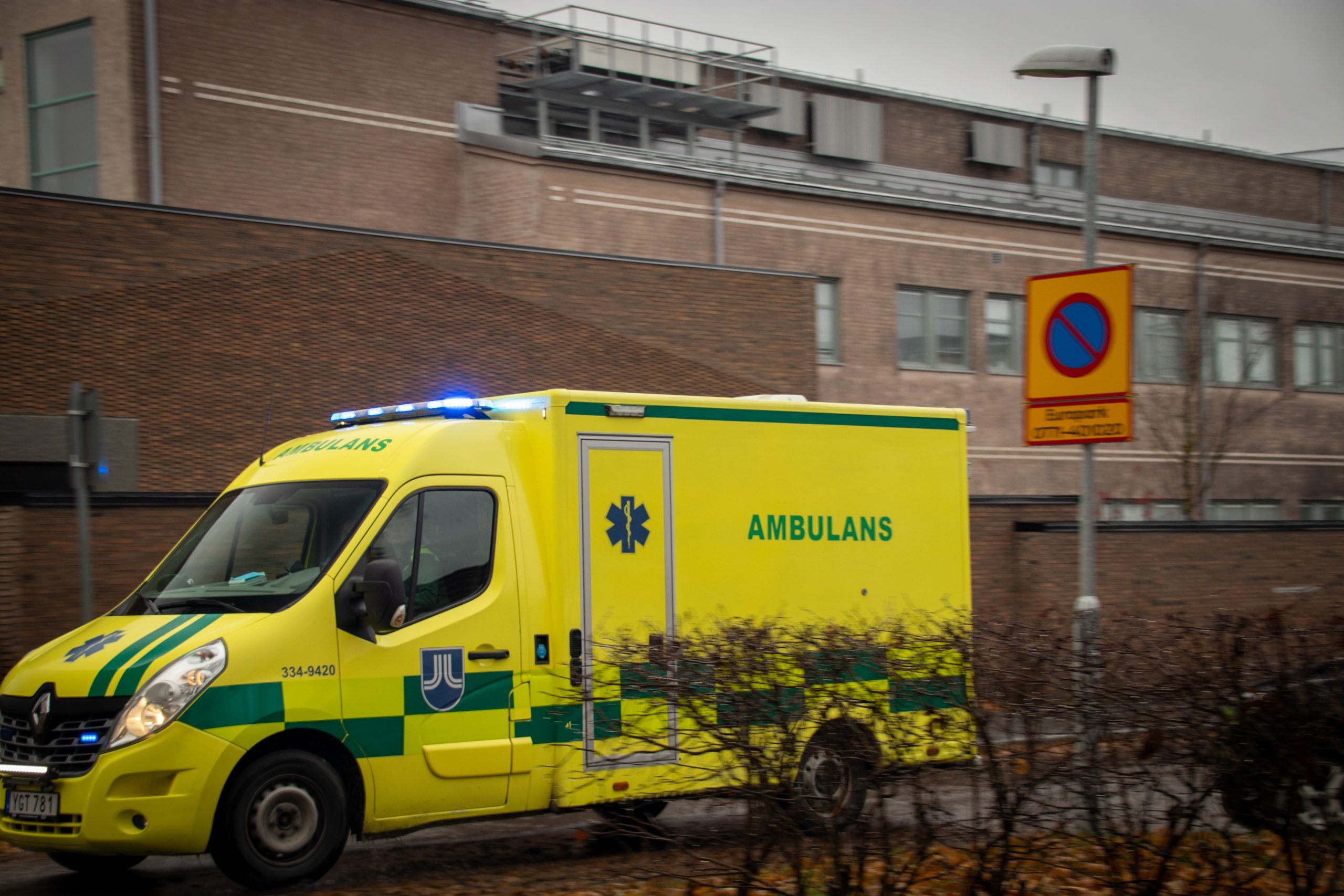 Bild på en ambulans som kör vid Norrtälje sjukhus.