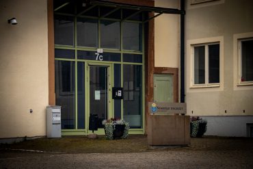 Dömd för mord – gick till attack mot tjänsteman