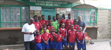 De skänkte fotbollsutrustning till fattiga barn i Afrika