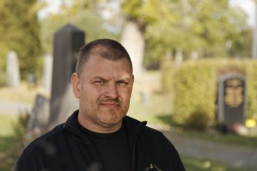 Hasse redo att hjälpa till med gravstenarna
