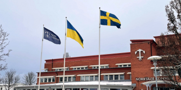 Norrtälje kommun hissar Ukrainas flagga