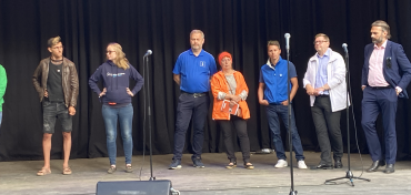 nya ungdomsrådet grillade politiker i parken