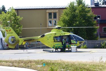 Kvinna sågade sig i benet – förd med ambulanshelikopter till sjukhus