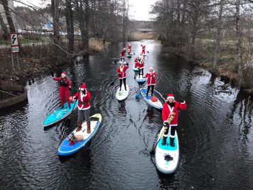 Tomtar i ån ligger på is – skulle paddla för efterlevande
