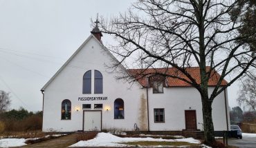 Missionskyrkan i Rimbo kände till styrelsemedlemmens bakgrund – svarar på frågor