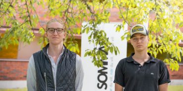 William och Pelle 17 år kombinerar glassförsäljning med marknadsföring
