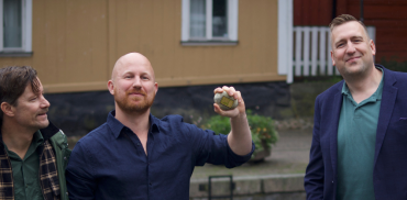 Konsten att undgå uppmärksamhet: guldtacka värd över 70 000 kronor låg oupptäckt i ån under utställningen “konst i ån”.