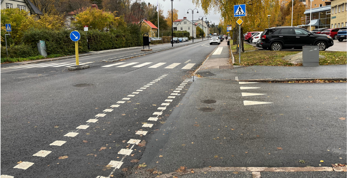 Ung man i 20-årsåldern påkörd på Roslagsgatan