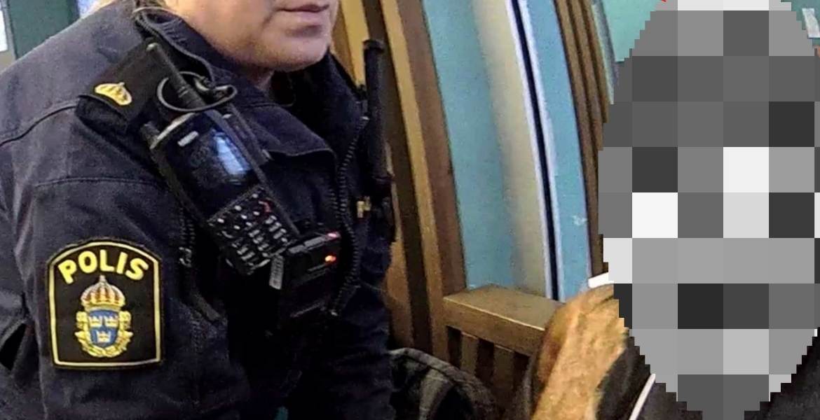 Berusad man spottade arrestvakt i ansiktet och kallade honom för n-ordet