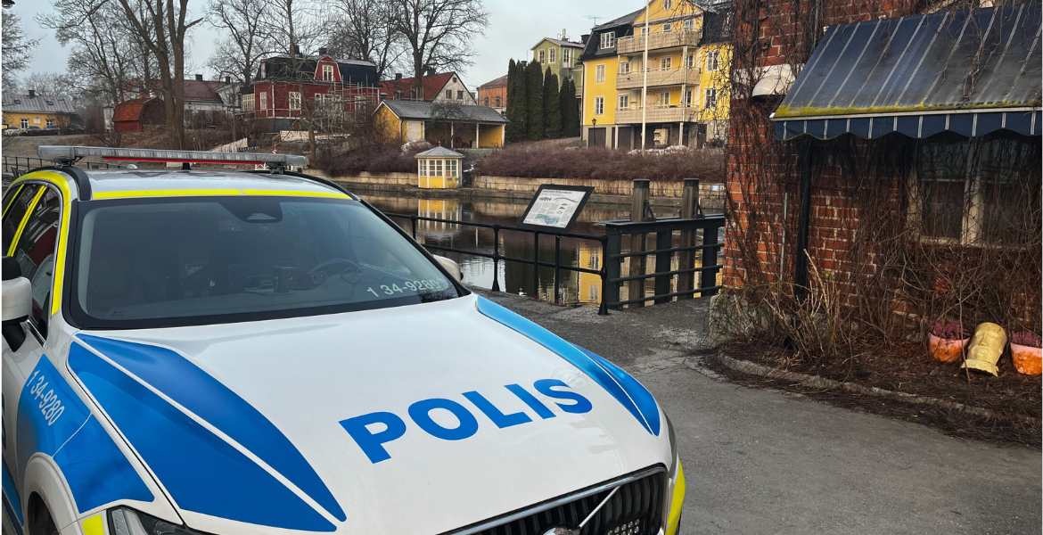 Bild på en polisbil intill Norrtäljeån.