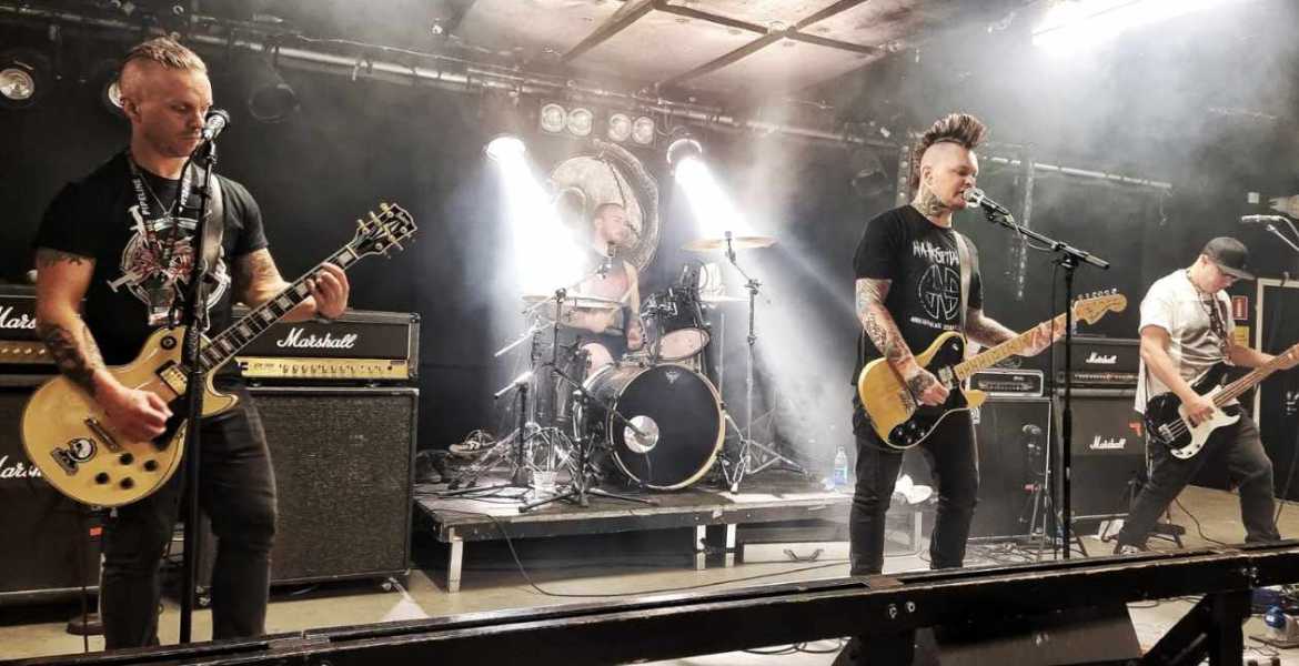 Bild på en konsert där bandet Fruktansvärld spelar.